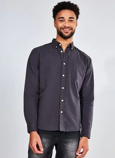 camisa lavada com botões na gola camisa lavada com botões na gola