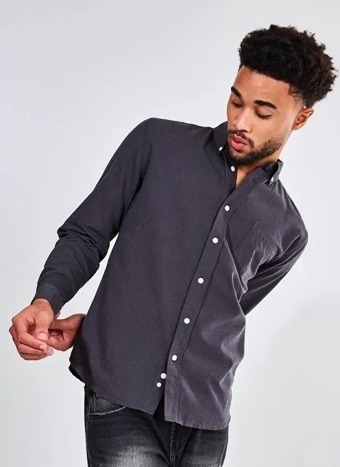 camisa lavada com botões na gola camisa lavada com botões na gola