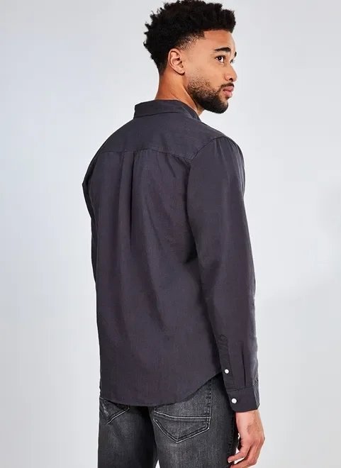 camisa lavada com botões na gola camisa lavada com botões na gola