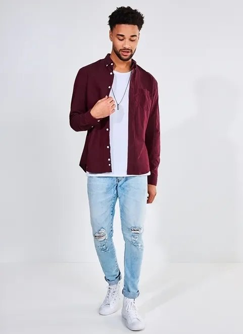 camisa lavada com botões na gola camisa lavada com botões na gola