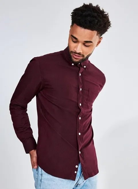 camisa lavada com botões na gola camisa lavada com botões na gola