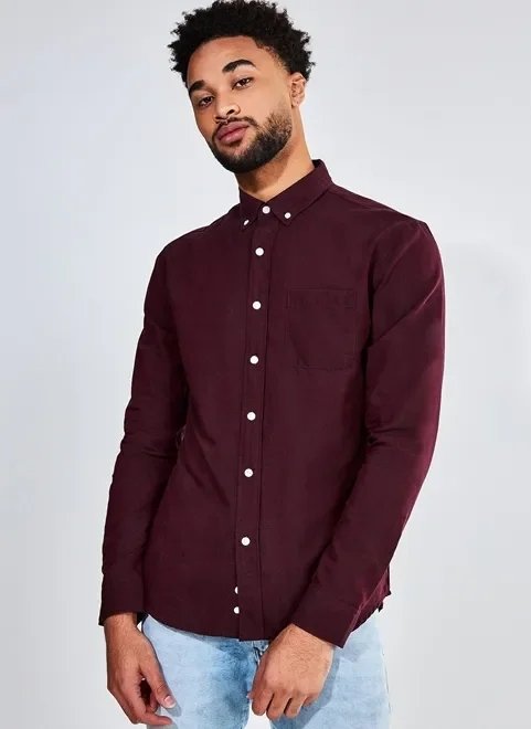 camisa lavada com botões na gola camisa lavada com botões na gola