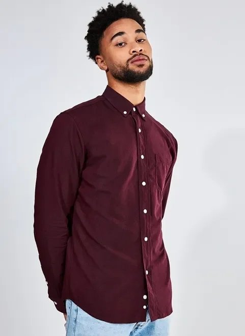 camisa lavada com botões na gola camisa lavada com botões na gola