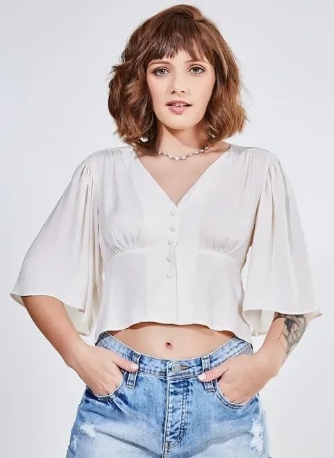 blusa off-white com botões e mangas amplas blusa off-white com botões e mangas amplas