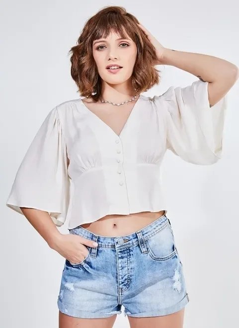 blusa off-white com botões e mangas amplas blusa off-white com botões e mangas amplas
