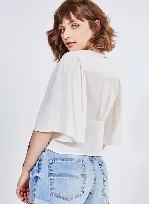 blusa off-white com botões e mangas amplas blusa off-white com botões e mangas amplas