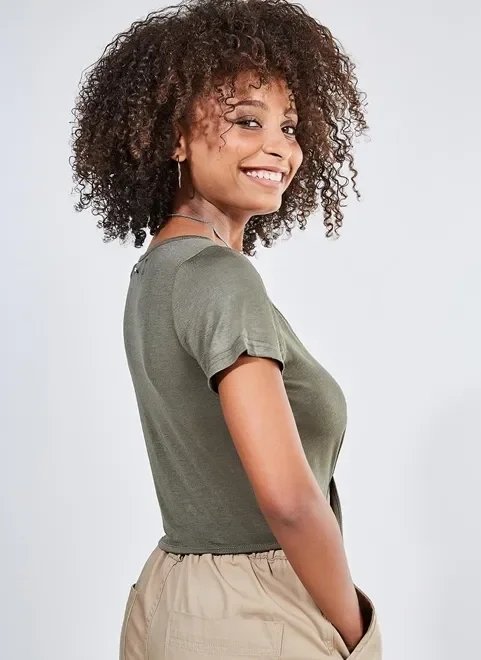 blusa cropped verde militar com nozinho blusa cropped verde militar com nozinho
