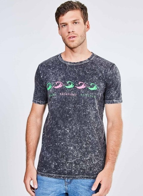 camiseta marmorizada com ondas coloridas