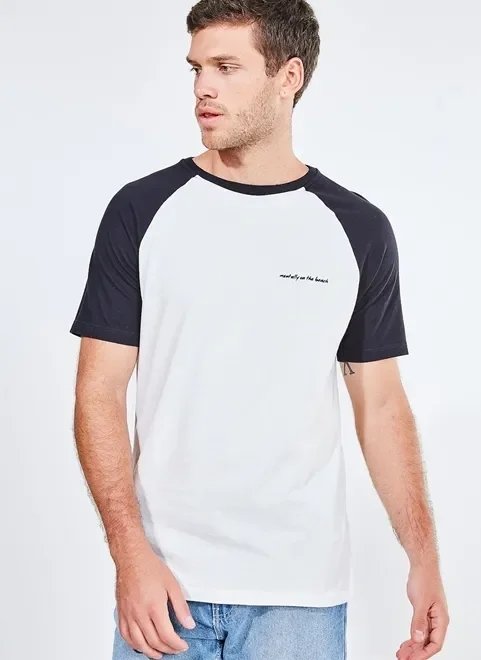 camiseta manga raglan com lettering camiseta manga raglan com lettering