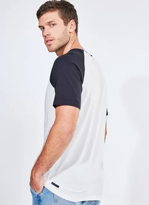 camiseta manga raglan com lettering camiseta manga raglan com lettering