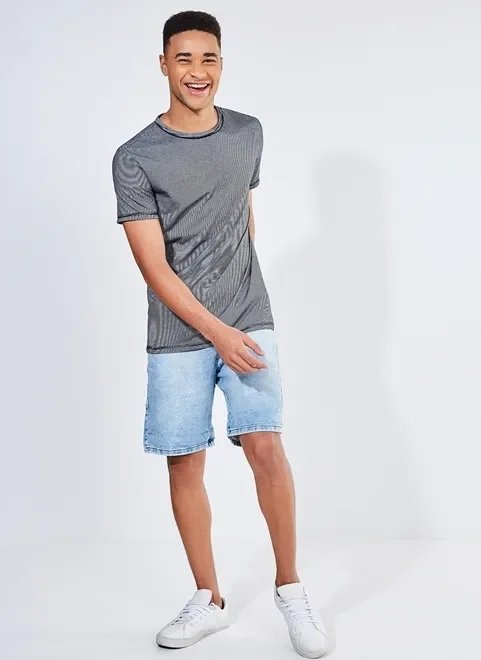 camiseta listrada com detalhe em costura contrastante camiseta listrada com detalhe em costura contrastante