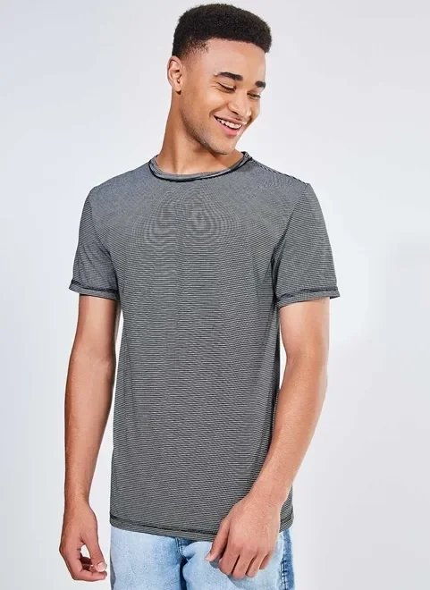 camiseta listrada com detalhe em costura contrastante camiseta listrada com detalhe em costura contrastante