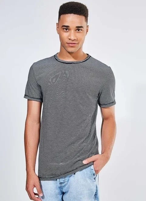 camiseta listrada com detalhe em costura contrastante camiseta listrada com detalhe em costura contrastante