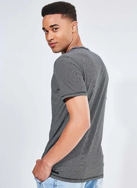 camiseta listrada com detalhe em costura contrastante camiseta listrada com detalhe em costura contrastante
