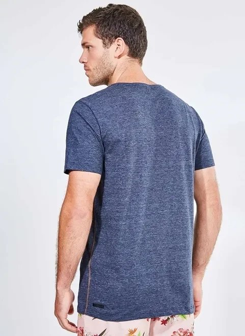 camiseta azul índigo com costura diferenciada camiseta azul índigo com costura diferenciada