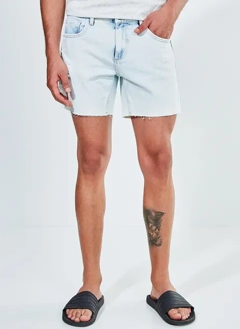 bermuda em jeans delavê com puídos bermuda em jeans delavê com puídos