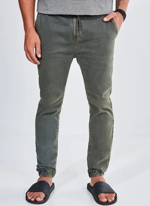 calça jogger em sarja verde militar calça jogger em sarja verde militar