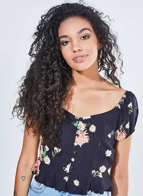 blusa floral com botões forrados blusa floral com botões forrados