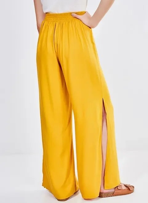 calça pantalona com fenda nas laterais calça pantalona com fenda nas laterais