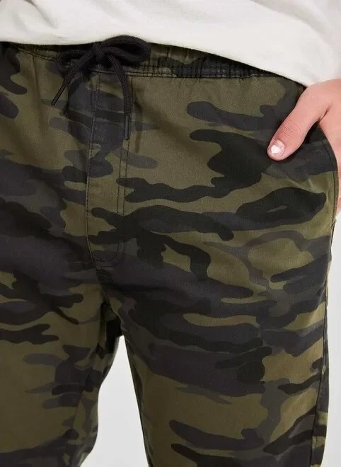 calça jogger em sarja camuflada calça jogger em sarja camuflada