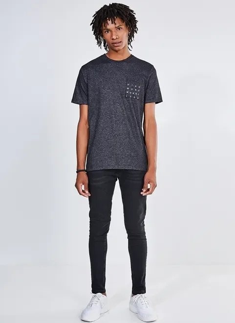 camiseta com bolso lettering hike camiseta com bolso lettering hike