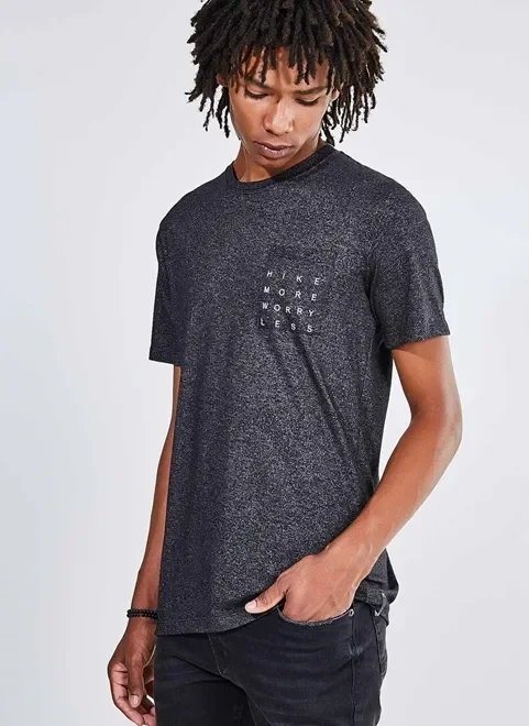 camiseta com bolso lettering hike camiseta com bolso lettering hike