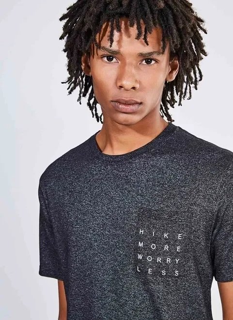 camiseta com bolso lettering hike camiseta com bolso lettering hike