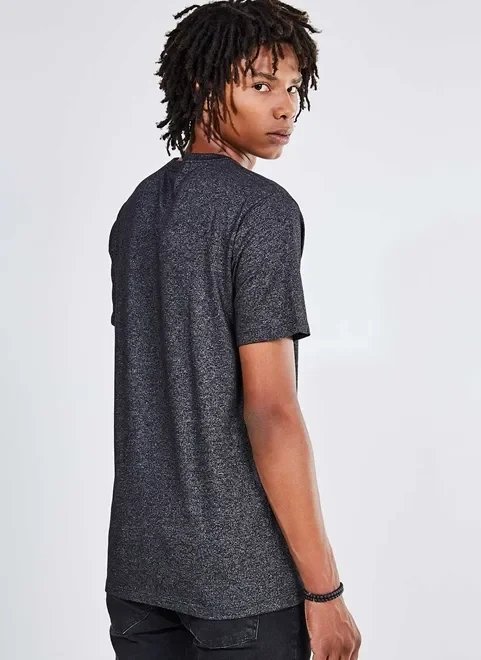 camiseta com bolso lettering hike camiseta com bolso lettering hike