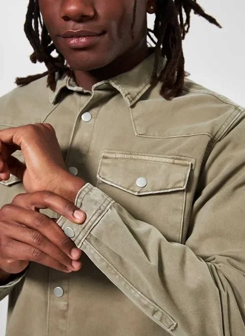 camisa overshirt em sarja verde camisa overshirt em sarja verde