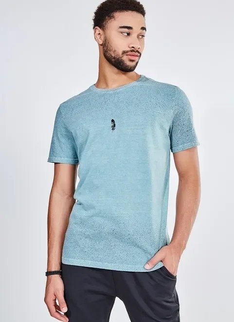 camiseta verde com acabamento em spray camiseta verde com acabamento em spray