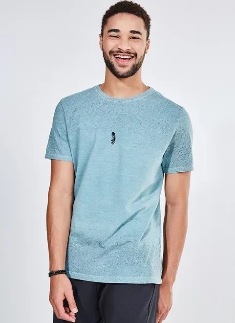 camiseta verde com acabamento em spray camiseta verde com acabamento em spray