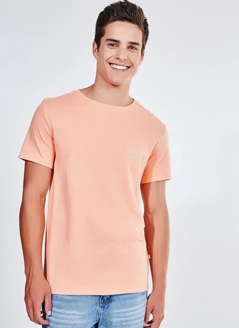 camiseta manga curta com lettering camiseta manga curta com lettering