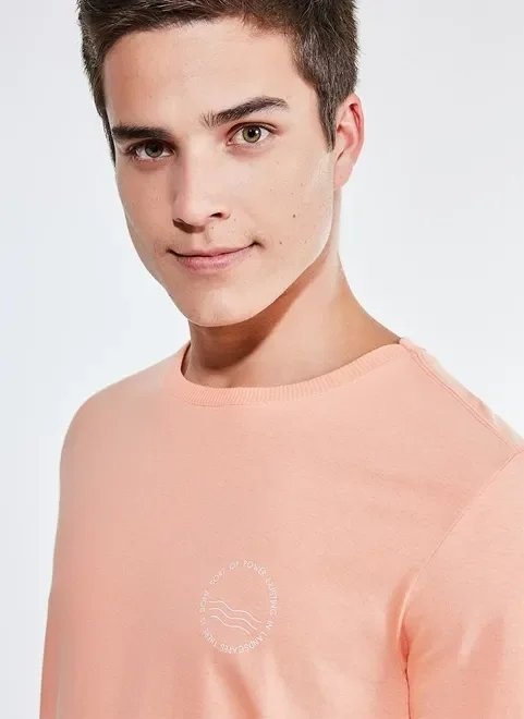 camiseta manga curta com lettering camiseta manga curta com lettering