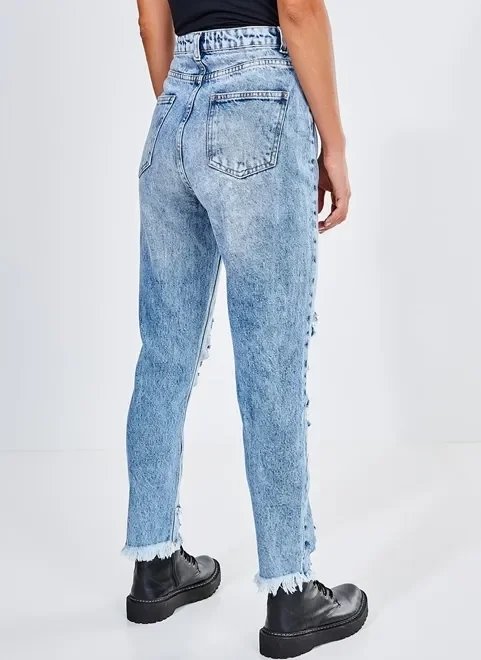 calça mom em jeans claro com rasgos calça mom em jeans claro com rasgos