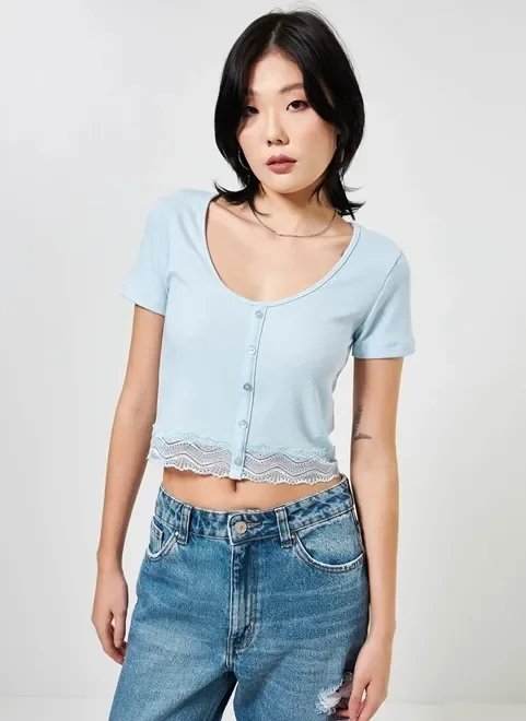 blusa cropped em malha botões e rendinha blusa cropped em malha botões e rendinha