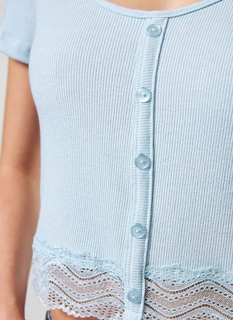 blusa cropped em malha botões e rendinha