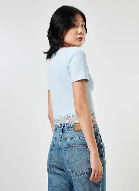 blusa cropped em malha botões e rendinha blusa cropped em malha botões e rendinha