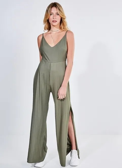 macacão verde militar longo com fenda macacão verde militar longo com fenda