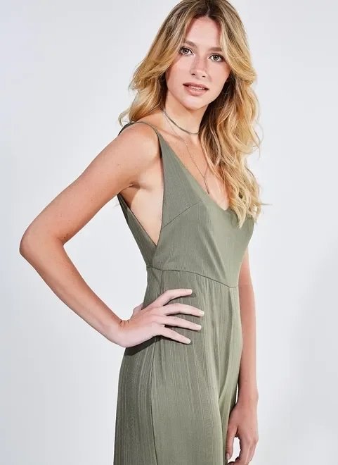 macacão verde militar longo com fenda macacão verde militar longo com fenda