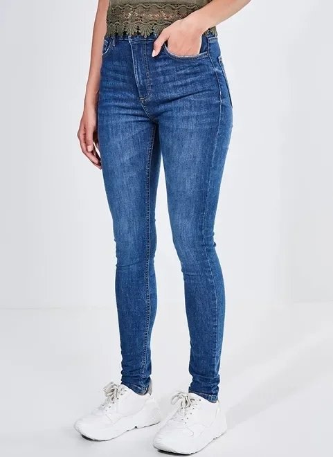 calça skinny em jeans escuro calça skinny em jeans escuro
