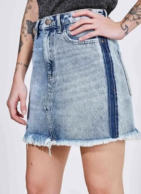saia jeans cintura alta com barra desfiada saia jeans cintura alta com barra desfiada