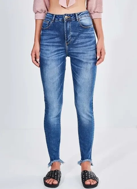 calça skinny cintura alta com franjinhas na barra calça skinny cintura alta com franjinhas na barra