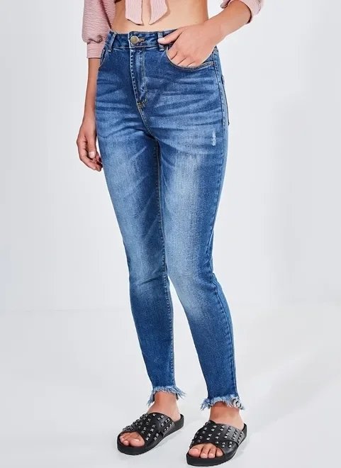 calça skinny cintura alta com franjinhas na barra calça skinny cintura alta com franjinhas na barra