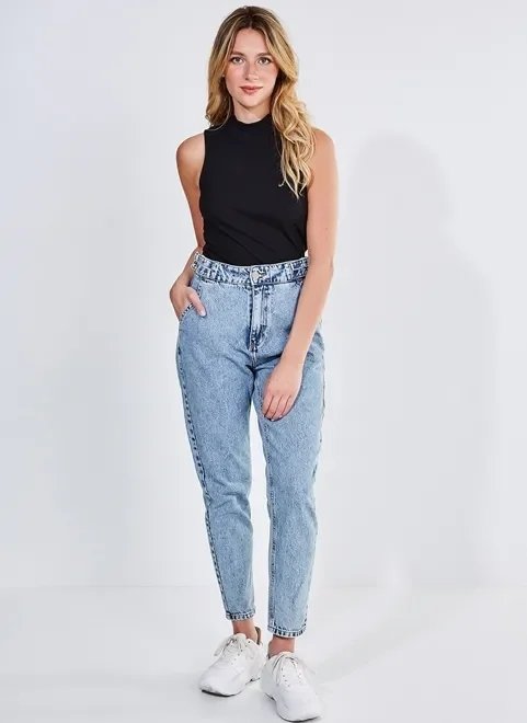 calça mom jeans azul claro marmorizado calça mom jeans azul claro marmorizado