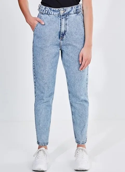 calça mom jeans azul claro marmorizado calça mom jeans azul claro marmorizado