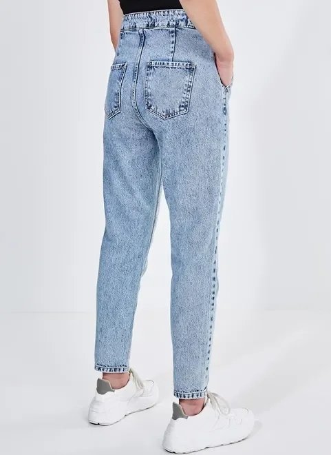 calça mom jeans azul claro marmorizado calça mom jeans azul claro marmorizado