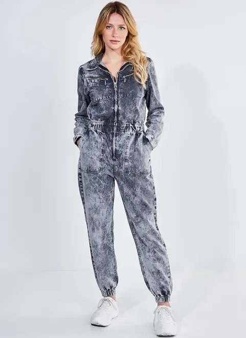 macacão em jeans marmorizado macacão em jeans marmorizado