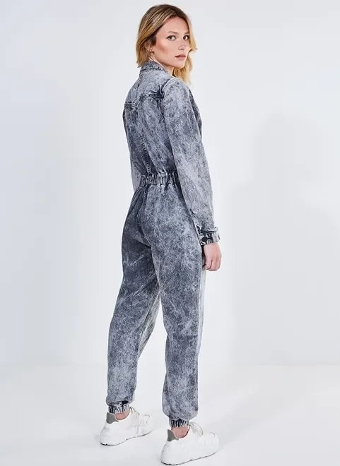 macacão em jeans marmorizado macacão em jeans marmorizado