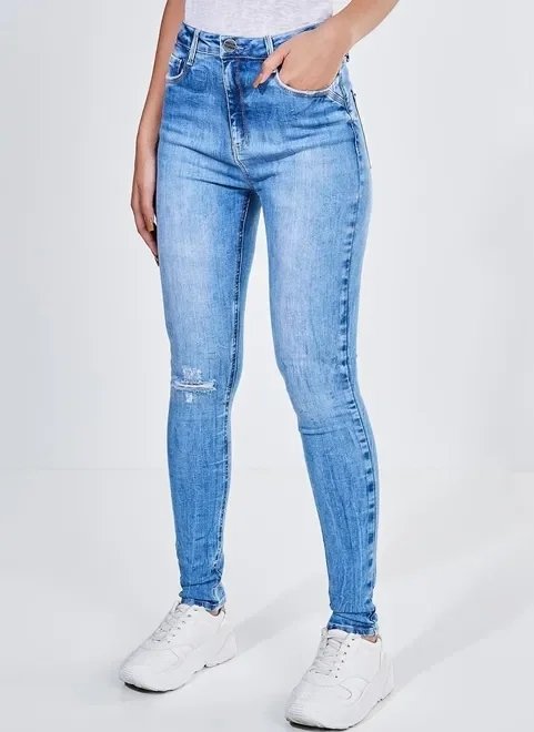 calça skinny cintura alta em jeans claro calça skinny cintura alta em jeans claro