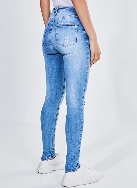 calça skinny cintura alta em jeans claro calça skinny cintura alta em jeans claro